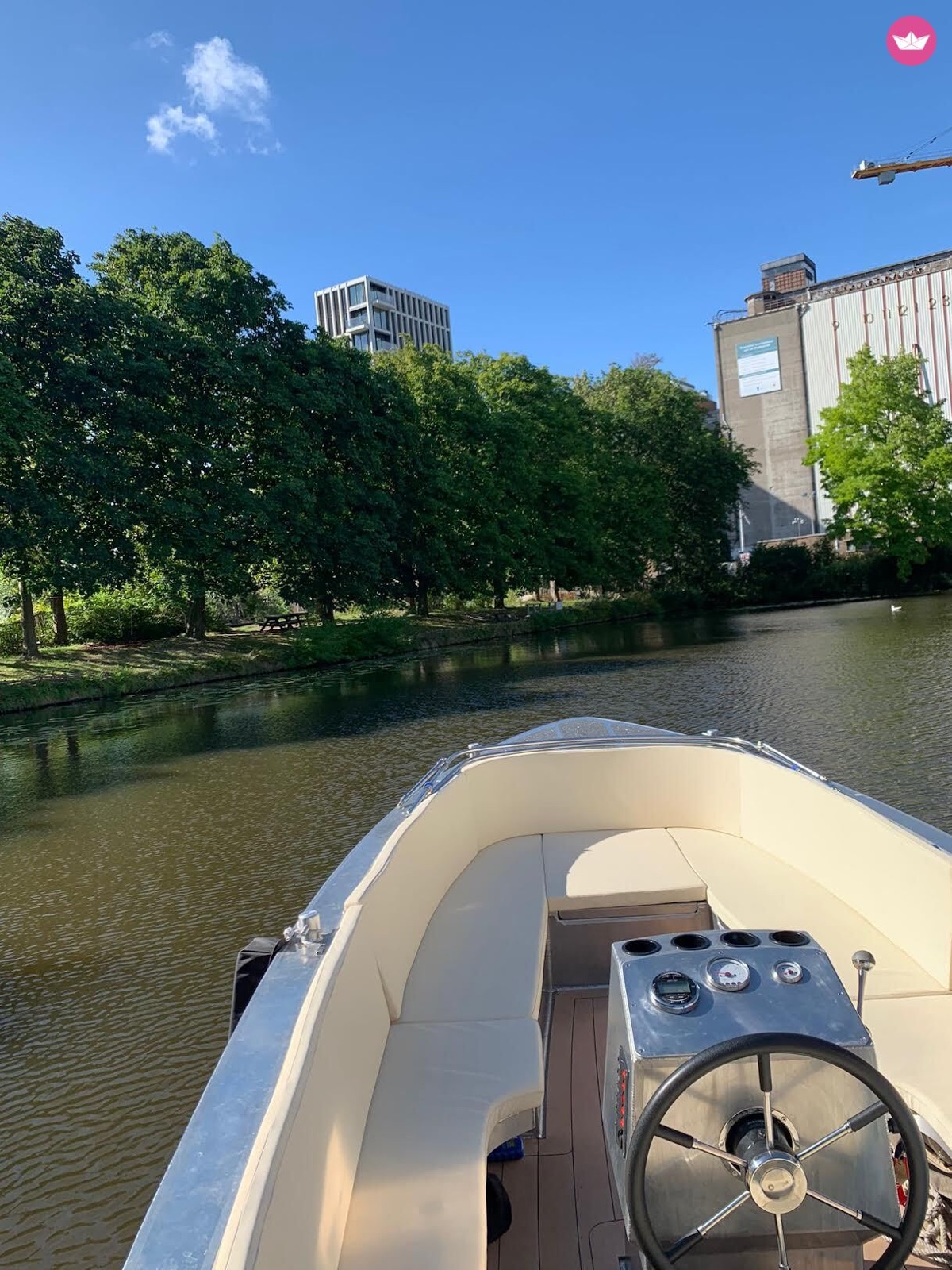 Uitzicht vanaf de stuurstand over het water