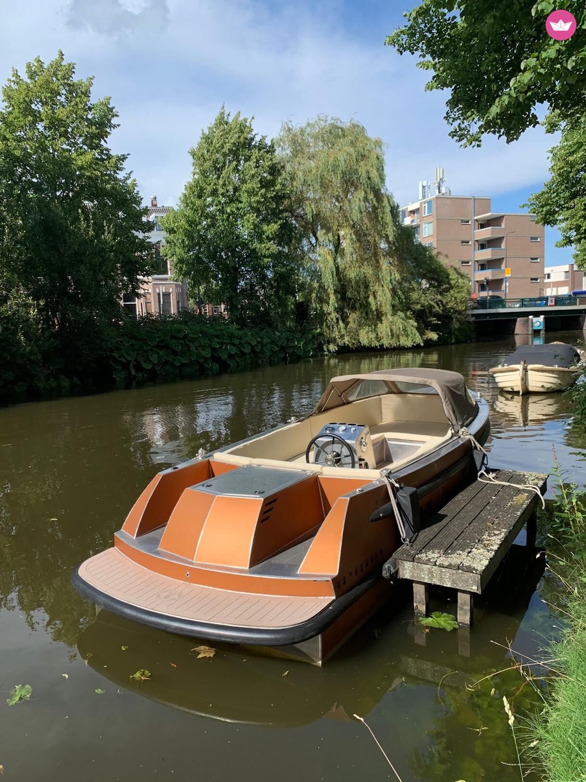 De tender met zwemplateau
