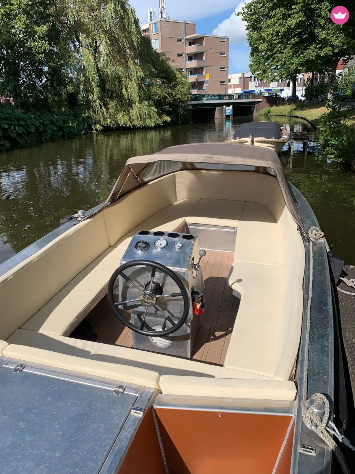 De stuurconsole en crème kussens