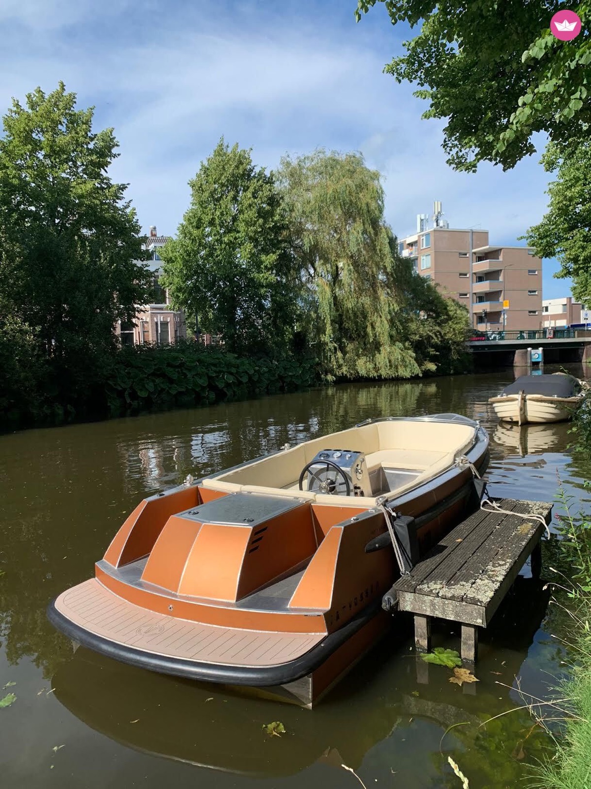 De koperkleurige tender aan de steiger